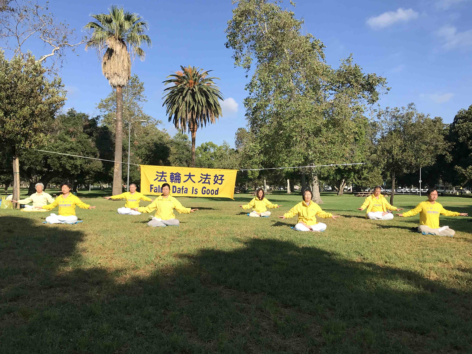亚凯迪亚(Arcadia)炼功点举行了户外庆祝活动,表达了对李洪志师父深深的敬意和感恩。(大纪元)