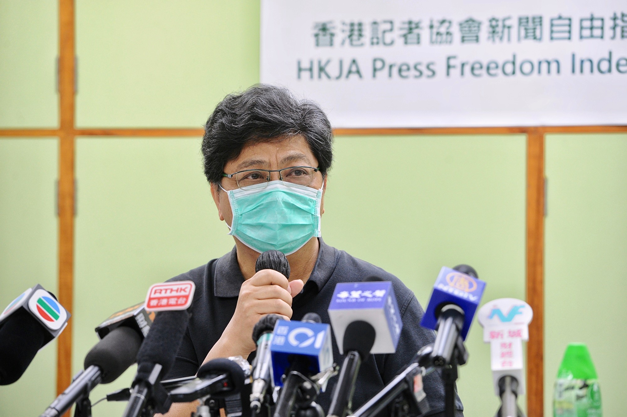 香港記者協會主席楊健興11日表示,旺角10日晚上警民衝突期間,警察包抄記者,要求記者蹲下、向攝影機讀出名字及機構後方可離開,是極盡羞辱之能事。(宋碧龍/大紀元)