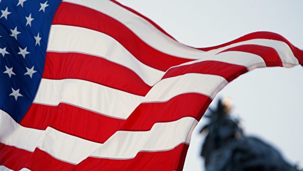 2020年5月13日世界法輪大法日，飄揚在美國國會上的國旗向法輪功創始人李洪志先生致敬。（York Du／大紀元）