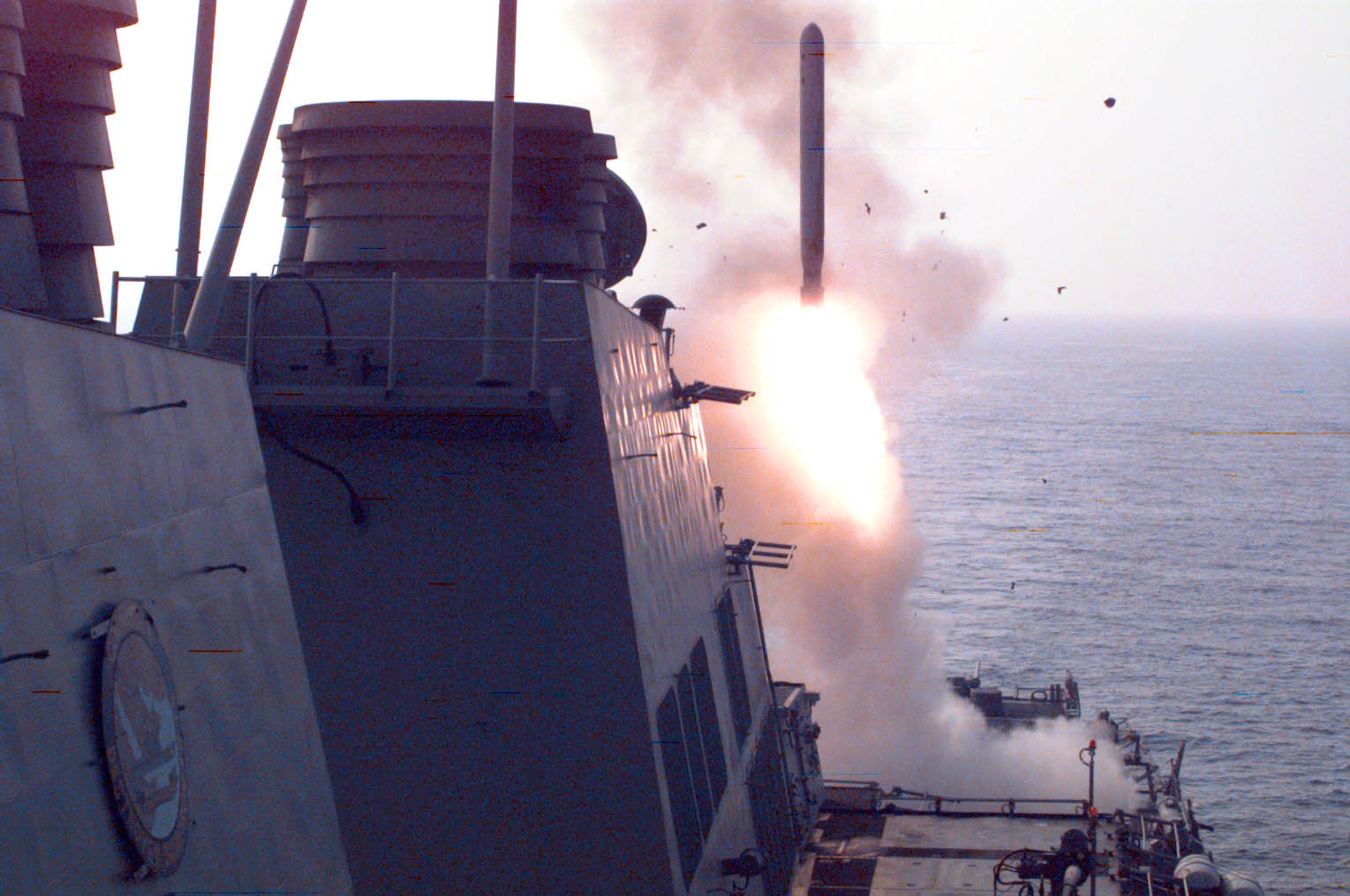 圖為美國海軍拉布恩號(USS Laboon)從艦尾發射巡航導彈。(美國國防部)