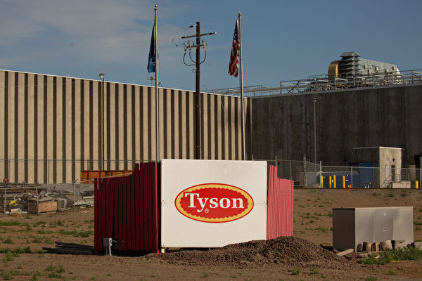 圖為2020年5月1日，美國泰森食品公司位於華盛頓州的鮮肉工廠外觀。該廠已有超過150名工人確診感染中共病毒。(Photo by David Ryder/Getty Images)