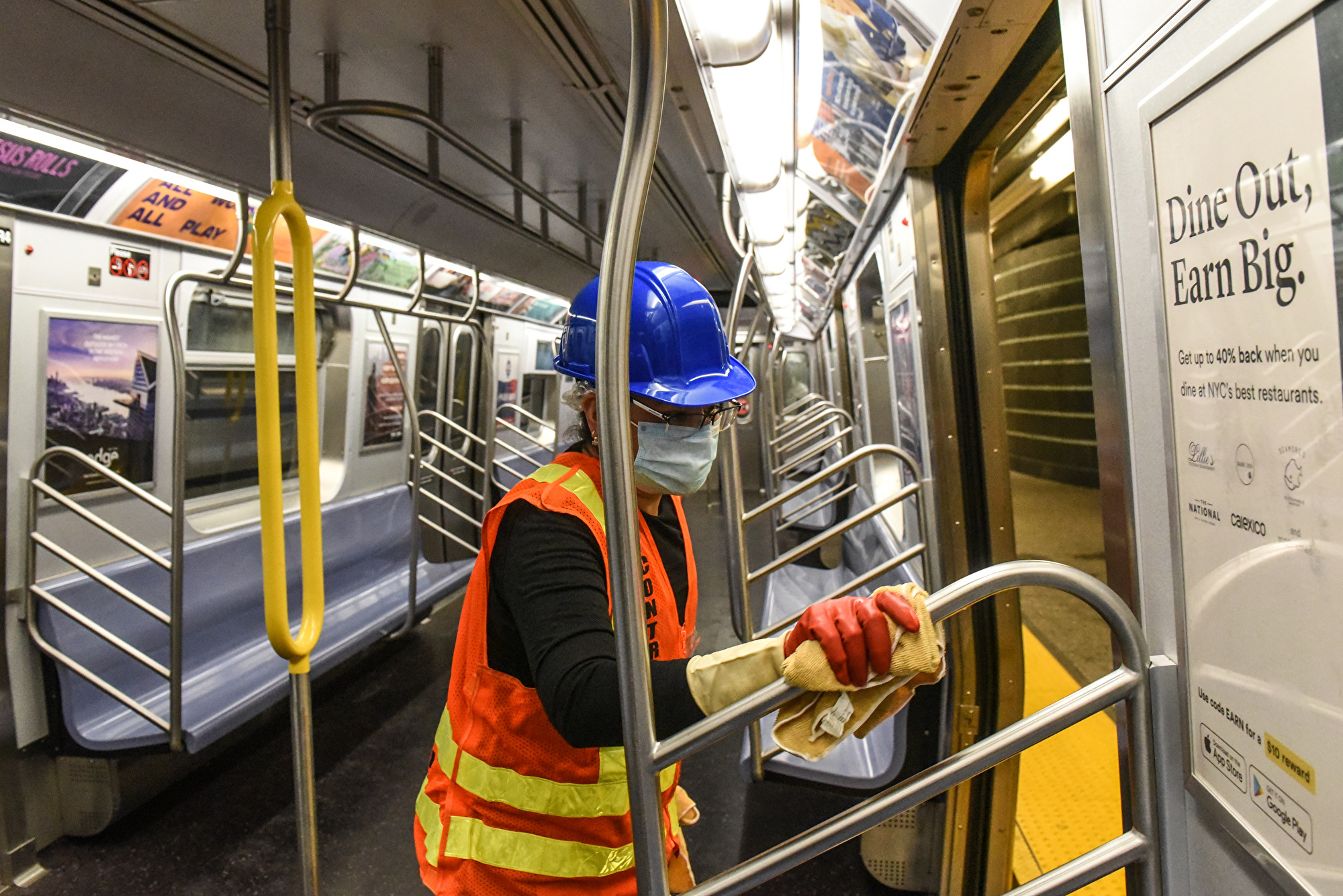 圖為清潔人員在紐約市的地鐵列車上消毒。(Stephanie Keith/Getty Images)