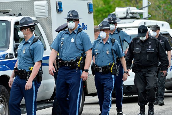 麻州執行口罩法 警員向違者送口罩