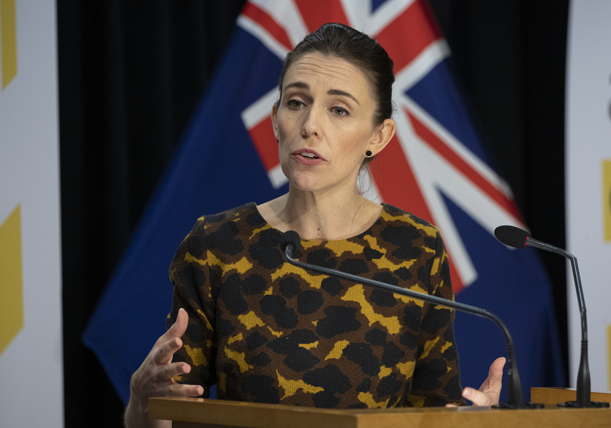 新西兰总理杰辛达.阿德恩(Jacinda Ardern)采用防疫“紧随台湾模式”,并把台湾称作国家。图为阿德恩于5月7日新西兰疫情发布会上。( Mark Mitchell - Pool/Getty Images)