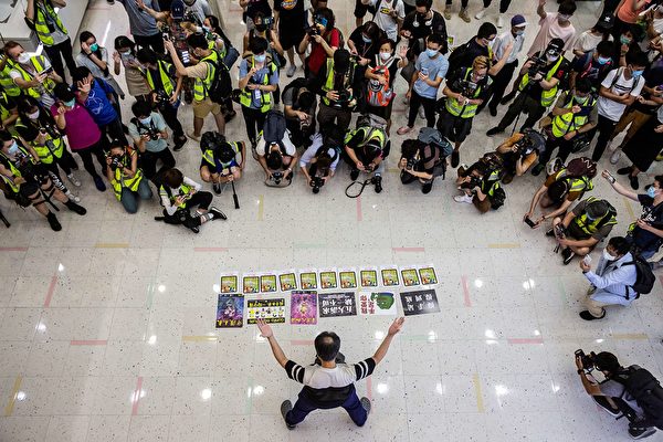 5月10日，香港市民在商場等地抗議。（ ISAAC LAWRENCE/AFP via Getty Images）