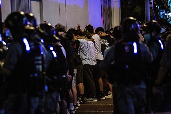 5月10日，防暴警察在抗議現場抓捕民眾。（ISAAC LAWRENCE/AFP via Getty Images）