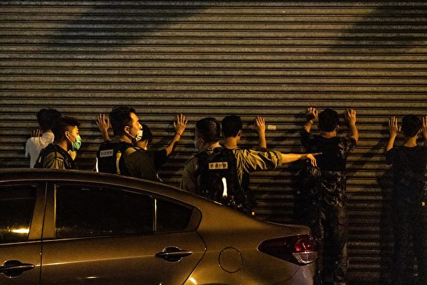 5月10日，防暴警察在抗议现场抓捕民众。（ Anthony Kwan/Getty Images）