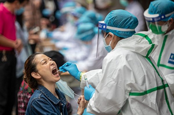 5月15日，做核酸檢測的武漢市民等待檢測員提取樣本。（Photo by STR/AFP via Getty Images）