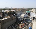 组图：巴基斯坦客机在住宅区坠毁 97人罹难