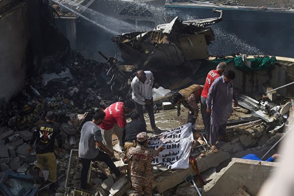 5月22日，巴基斯坦國際航空一架空中客機在巴基斯坦卡拉奇附近墜毀，機上總共有107人，全部罹難。（ASIF HASSAN/AFP via Getty Images）