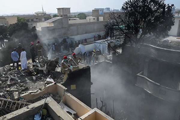 5月22日，巴基斯坦國際航空一架空中客機在巴基斯坦卡拉奇附近墜毀，機上總共有107人，全部罹難。（ASIF HASSAN/AFP via Getty Images）