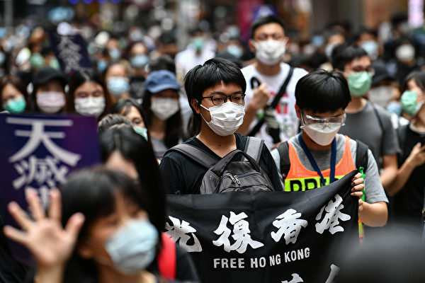 5月24日，大批港人举行游行，反对“港版国安法”。（ANTHONY WALLACE/AFP via Getty Images）