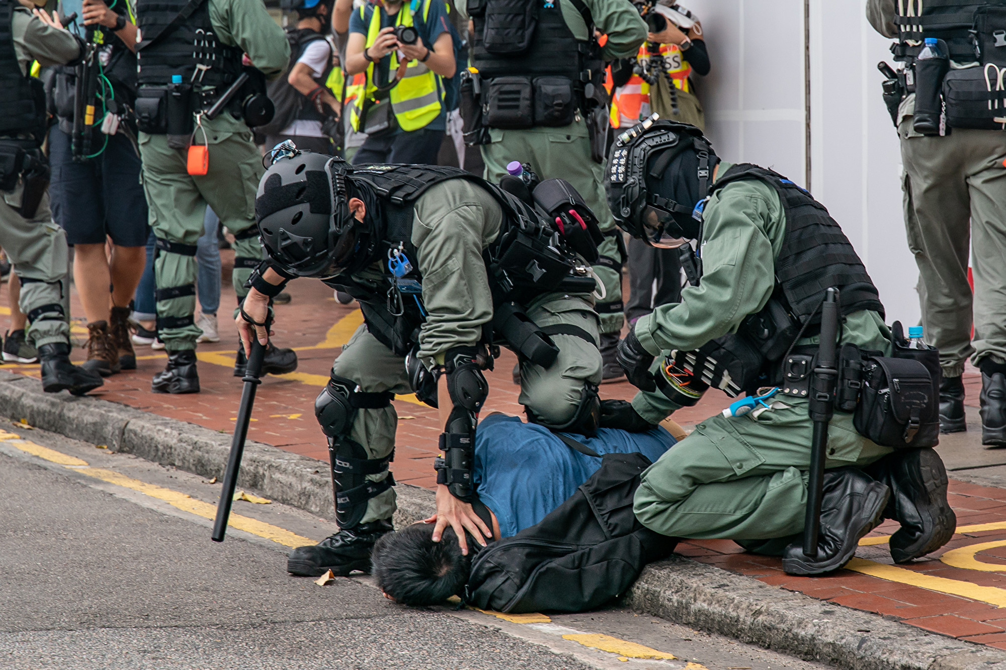 香港警察暴力鎮壓民意,和「文革」時搞的鎮壓很類似。圖為5月24日,港人反國安法遊行,防暴警察暴力抓捕民眾。(Anthony Kwan/Getty Images)