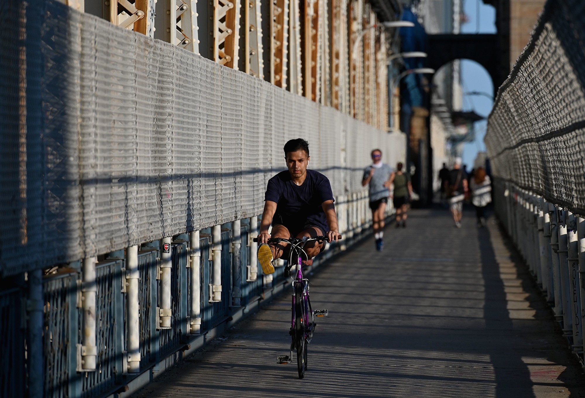2020年5月26日，纽约市，一名男子在曼哈顿大桥上骑自行车。(ANGELA WEISS/AFP via Getty Images)