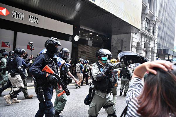 5月27日，港人发起抗议《国歌条例草案》二读的行动，防暴警察驱赶民众。（Anthony Kwan/Getty Images）