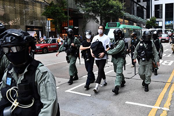 5月27日，港人發起抗議《國歌條例草案》二讀的行動，防暴警察在多地抓人。（ANTHONY WALLACE/AFP via Getty Images）