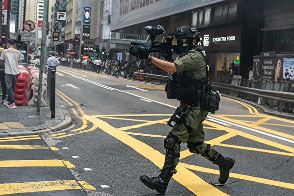 5月27日，港人發起抗議《國歌條例草案》二讀的行動，防暴警察用胡椒噴霧彈驅趕民眾。（Anthony Kwan/Getty Images）