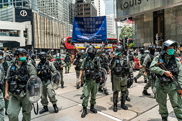 5月27日，港人發起抗議《國歌條例草案》二讀的行動，防暴警察驅趕民眾。（Anthony Kwan/Getty Images）