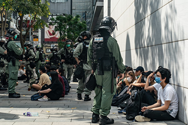 5月27日，港人發起抗議《國歌條例草案》二讀的行動，防暴警察在多地抓人。（Anthony Kwan/Getty Images）