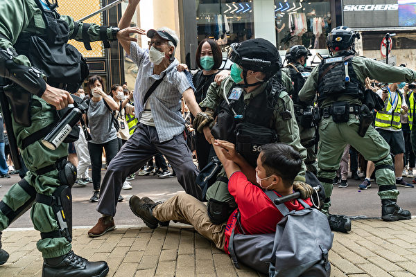5月27日，港人發起抗議《國歌條例草案》二讀的行動，防暴警察在多地抓人。（Anthony Kwan/Getty Images）