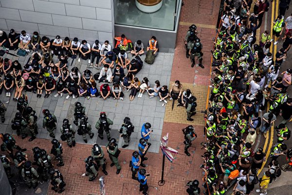 5月27日，港人發起抗議《國歌條例草案》二讀的行動，防暴警察在多地抓人。（ISAAC LAWRENCE/AFP via Getty Images）