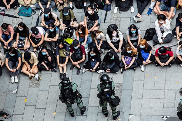 5月27日，港人發起抗議《國歌條例草案》二讀的行動，防暴警察在多地抓人。（ISAAC LAWRENCE/AFP via Getty Images）