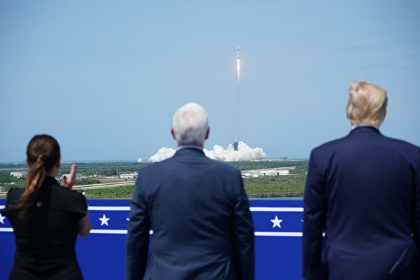 美國總統特朗普和副總統邁克・彭斯夫婦來觀看飛船載人發射。（MANDEL NGAN/AFP via Getty Images）