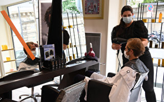 疫情进一步减轻 加州州长纽森准许理发店美发沙龙重开