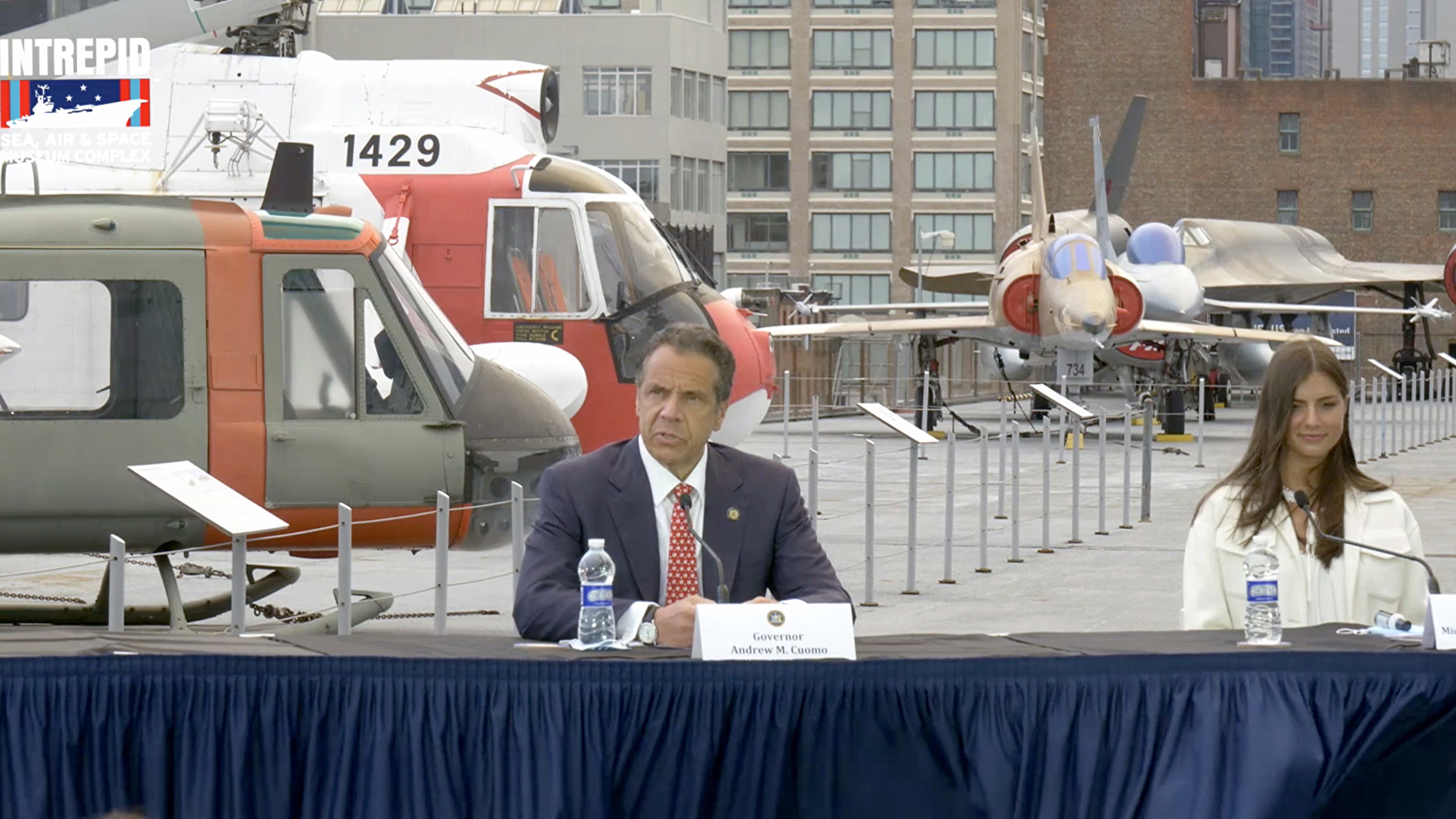 紐約州州長安德魯‧庫默(Andrew M. Cuomo)週一(5月25日)在無畏號航空母艦(U.S.S. Intrepid)的甲板上舉行了紀念日活動和新聞發布會。(Intrepid Sea, Air & Space Museum/Getty Images)