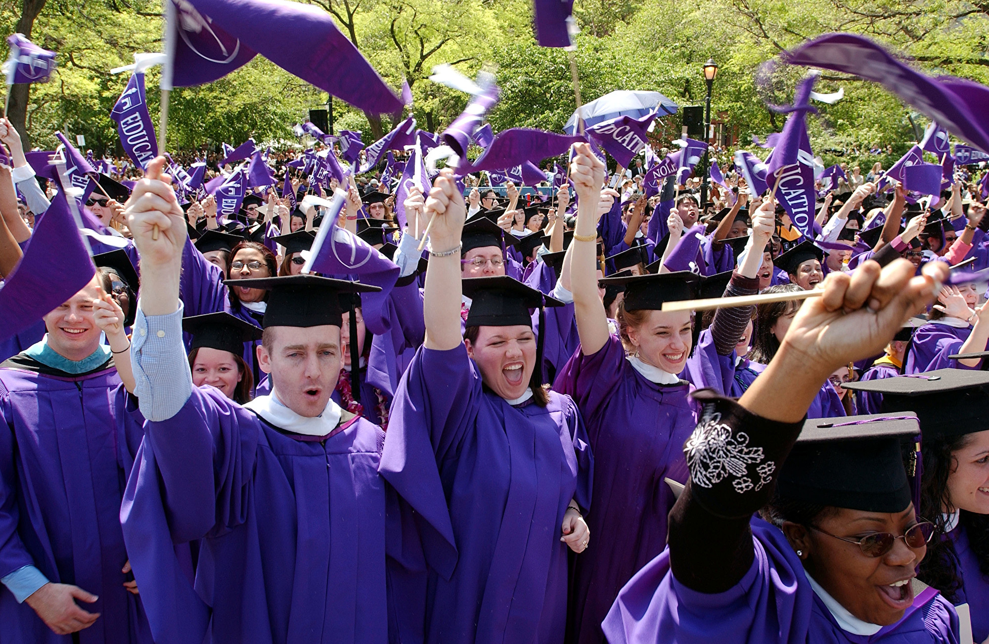 圖為紐約大學學生們在畢業典禮上歡呼。(Spencer Platt/Getty Images)