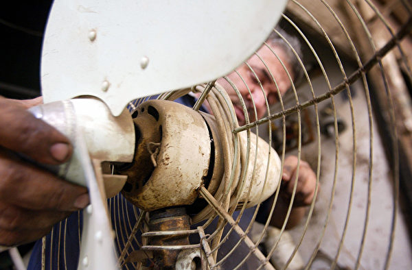 电风扇马达处易卡棉絮，应定期清理，避免起火。 (SABAH ARAR/AFP via Getty Images)
