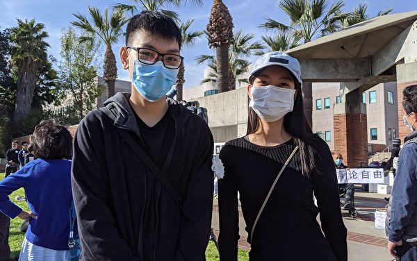 2020年2月15日，香港遊客 Yan（右）與 Tim 特別前往洛加大（UCLA）參與紀念李文亮的活動。（徐繡惠／大紀元）