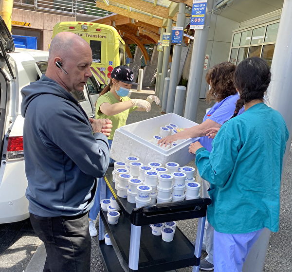图：Mr. Gold’s Gelato冰淇淋店在疫情期间，特别为第一线防疫应急服务人员，送上一份冰甜的冰淇淋表达关怀与感谢。（Mr. Gold’s Gelato提供）