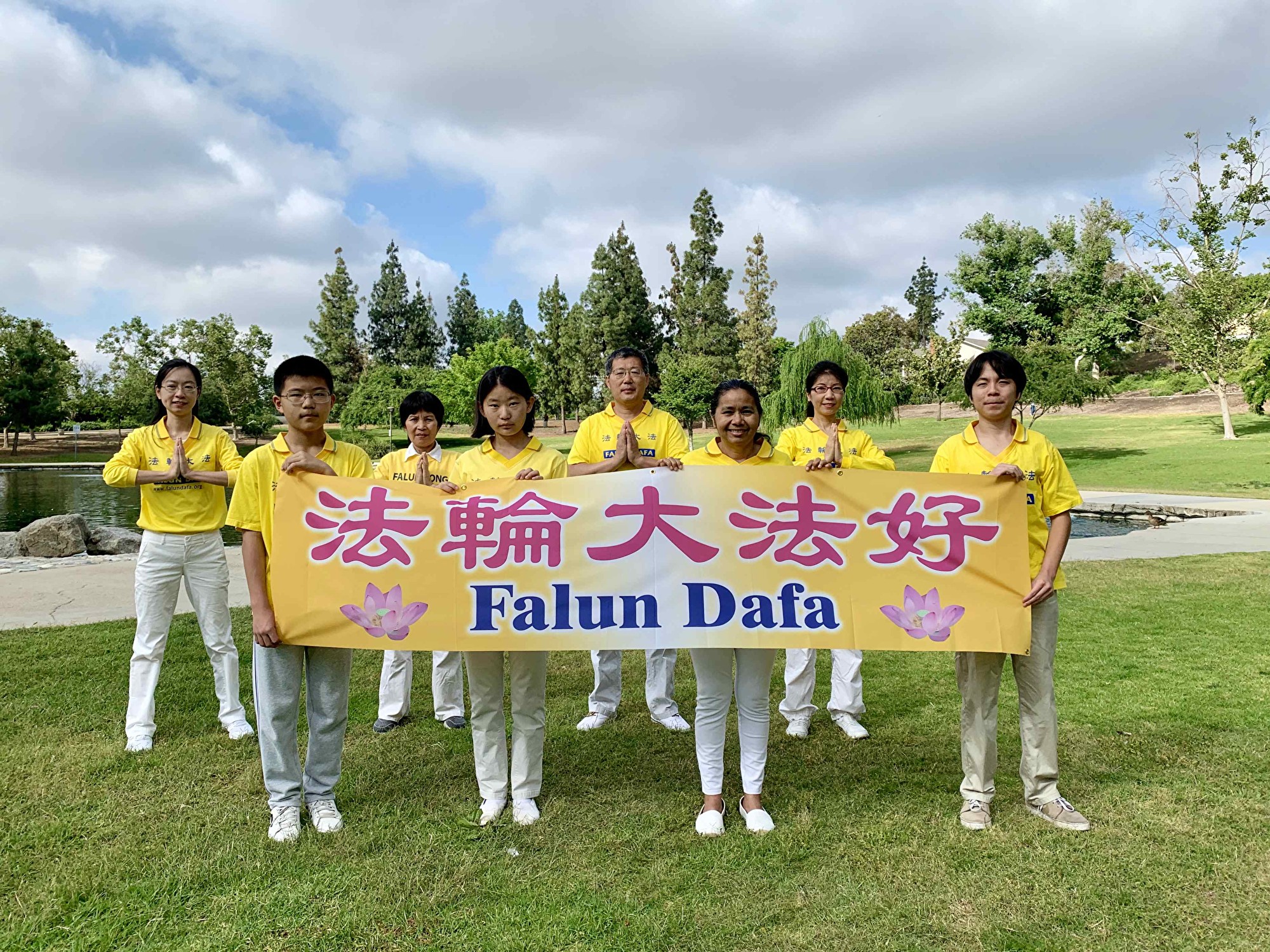 5月13日是「世界法輪大法日」，庫卡蒙格牧場（Rancho Cucamonga）煉功點舉行了戶外慶祝活動，表達了對李洪志師父深深的敬意和感恩。（大紀元）