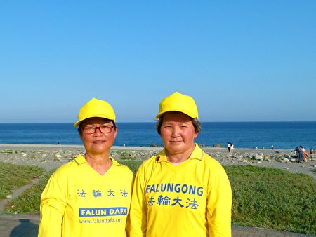 台东学员秋菊（右）与亲家母绣淇(左)成为同修后，相互鼓励精进。