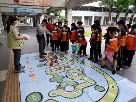 新故乡基金会蝴蝶环教列车开抵中峰国小校园，为全校师生进行环境教育。