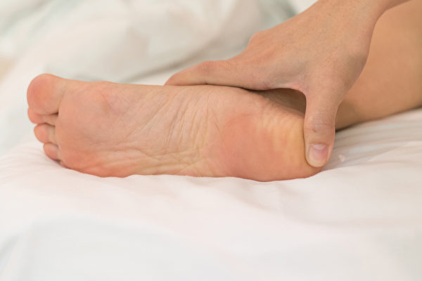 脚跟好发骨刺，平时要多压腿、踢腿、蹬腿，促进腿脚的血液循环。(Shutterstock)