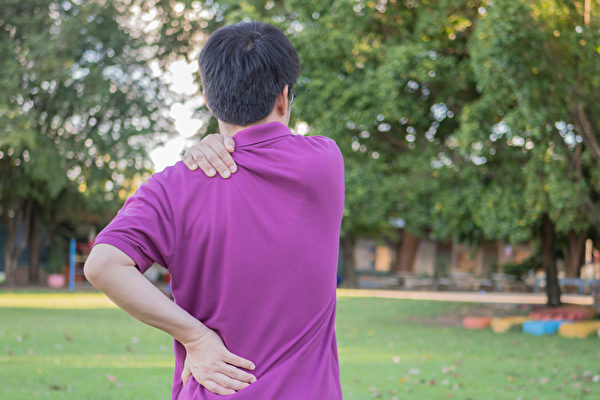 骨刺即骨质增生，好发于脚跟、颈部和腰腿部。中医如何缓解疼痛和预防？(Shutterstock)