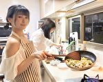 怪怪系女孩MeetU 貼心陪母親