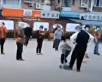 成都79岁大妈故意绊倒5岁男童 引发热议