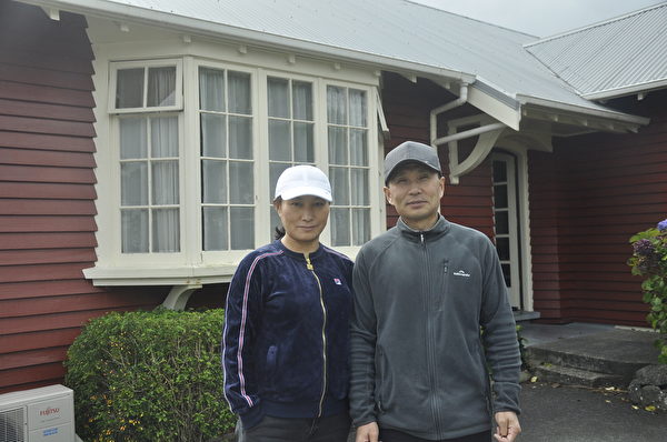 栾元弘和妻子在新西兰近照。（易凡/大纪元）