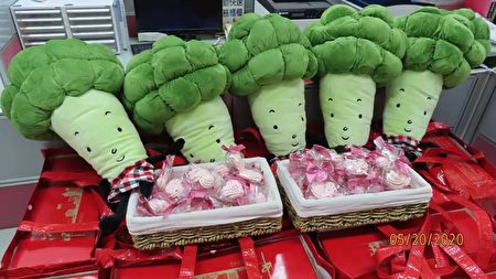 臺中市南屯戶所送給新人由一朵朵的小花組成的「花椰菜君」，祝福新人「多子多孫」。
