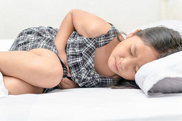 當出現急性腹痛，建議立即送醫。(Shutterstock)