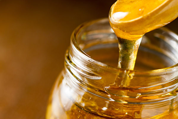 药方配好后，用蜂蜜调和敷脸。蜂蜜对于皮肤的润泽、美白常是第一首选。(Shutterstock)