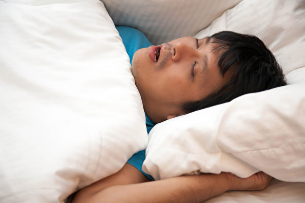 睡眠呼吸中止症會帶來哪些健康風險？怎樣才能讓自己睡好？(Shutterstock)
