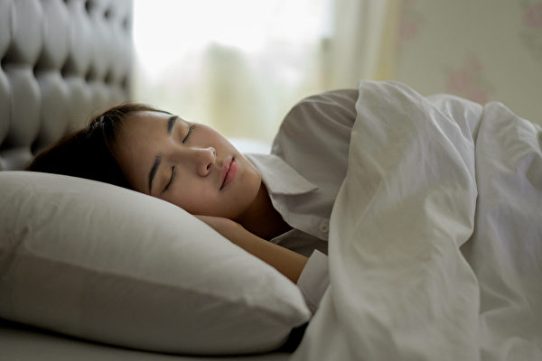 睡覺時用枕頭墊起身體，可以保持舒服睡姿，並讓身體血液循環通暢。(Shutterstock)