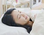 夏天熱到睡不著？幾個技巧降室溫和體溫，讓你睡好美容覺。(Shutterstock)