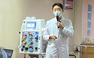 衛生福利部桃園醫院副院長王偉傑與醫療團隊以血液淨化療法救回患者。（桃園醫院提供）