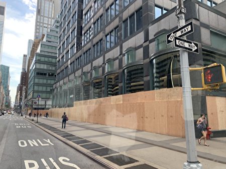 曼哈顿五大道的名店橱窗被钉上了木板，防骚乱者抢劫。