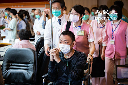 台大醫院18日為中共肺炎（武漢肺炎）重症康復者舉行「慶生」記者會，重症患者A先生（前）感謝醫護人員和親友的支持。